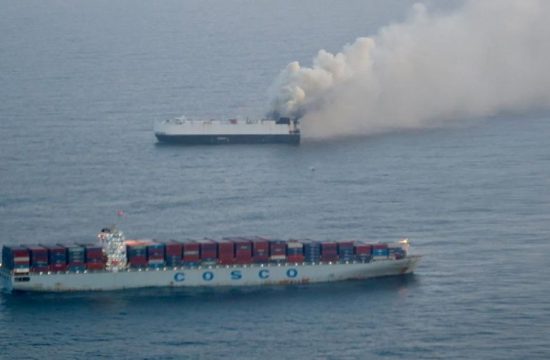 Kapal Pembawa Mobil Listrik Terbakar Selama 3 Minggu Akhirnya Tenggelam