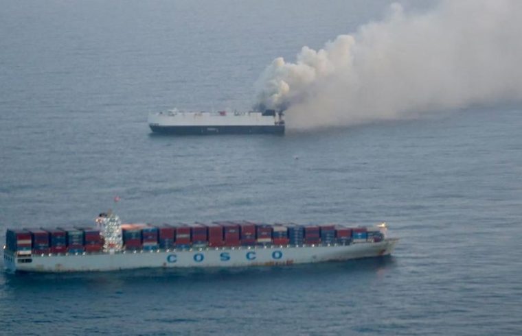 Kapal Pembawa Mobil Listrik Terbakar Selama 3 Minggu Akhirnya Tenggelam