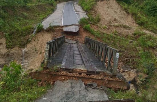 Jembatan Penghubung Provinsi Ambruk Warga Lumpuh Total