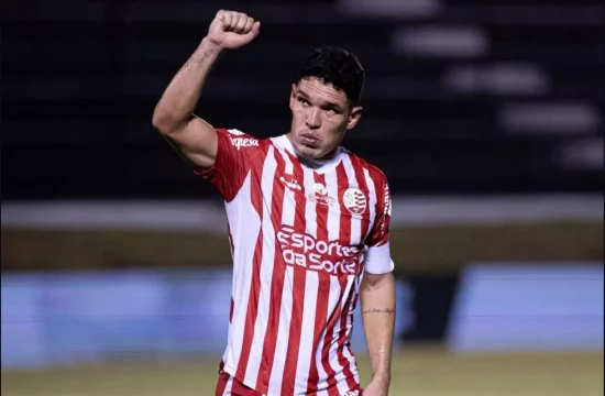 van-basty-sousa-resmi-berseragam-persija-siap-antar-macan-kemayoran-ke-puncak-klasemen